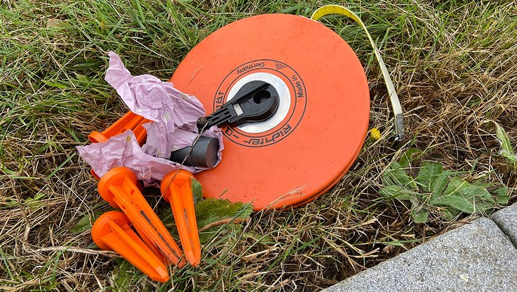 Maßband, Magneten, und Anker für Dauerbeobachtungsflächen auf brauner Erde