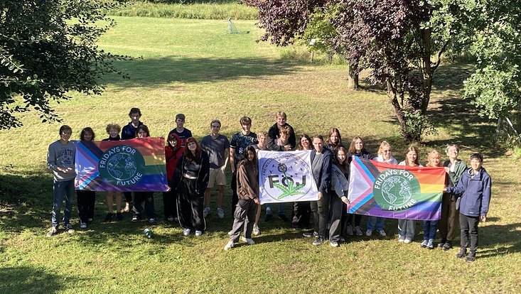 Gruppe von Teilnehmenden des FÖJ auf einer grünen Wiese