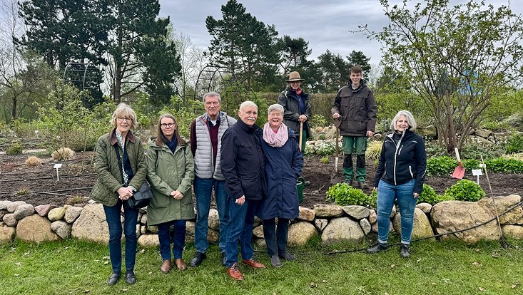 Mitglieder der Rosenfreunde Hamburg pflanzen eine Rose im Rosengarten des Loki-Schmidt-GArtens