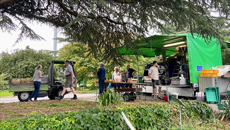 Die mobile Saftpresse im Botanischen Garten