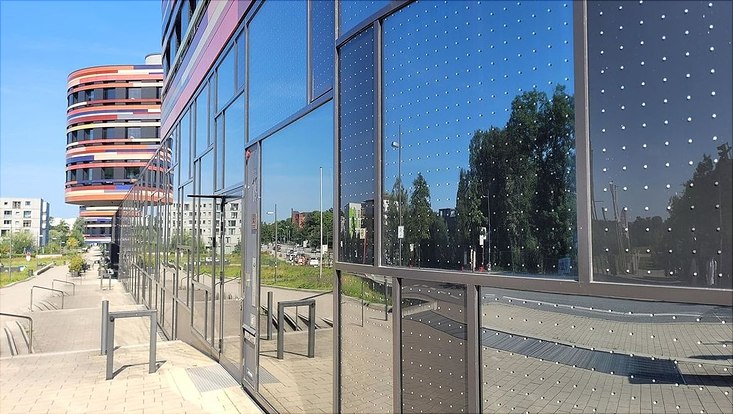 Gebäude mit einer Glasfassade, auf dem eine Schutzfolie zum Schutz von Vogelschlag angebracht ist