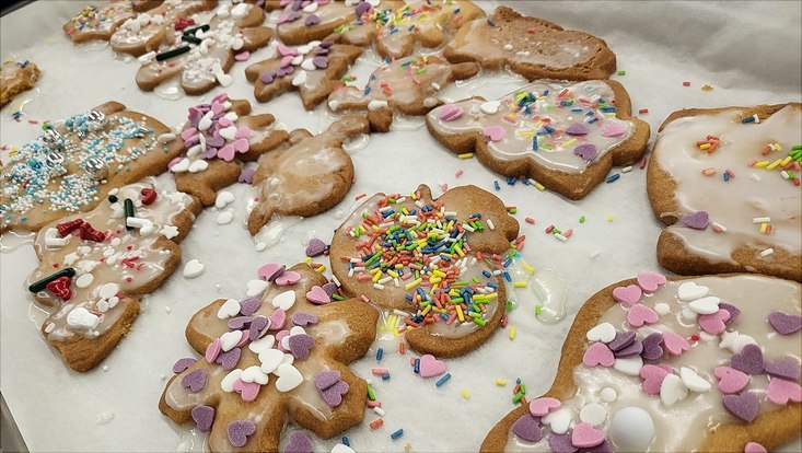 Nahaufnahme von bunt verzierten Plätzchen auf einem Backbleck