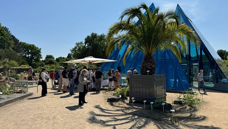 Blick auf die Blauen Pyramiden im Wüstengarten mit Menschen drumherum