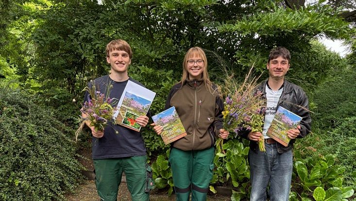 Drei FÖHler:innen bei der Verabschiedung im Botanischen Garten